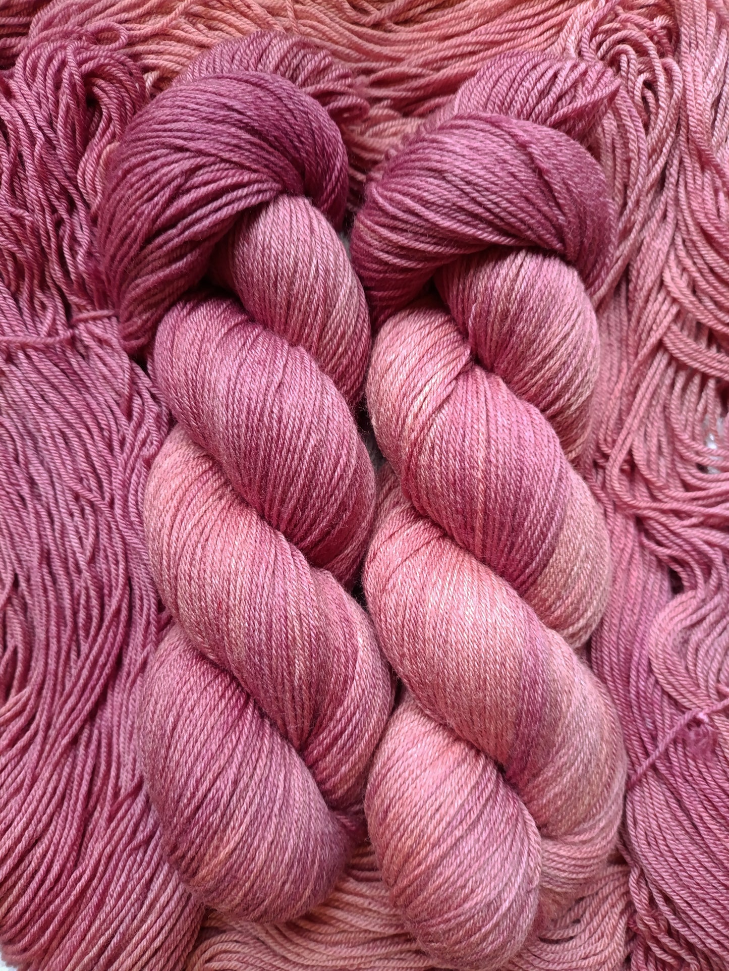 Mauve - Écheveaux de laine teints à la main.