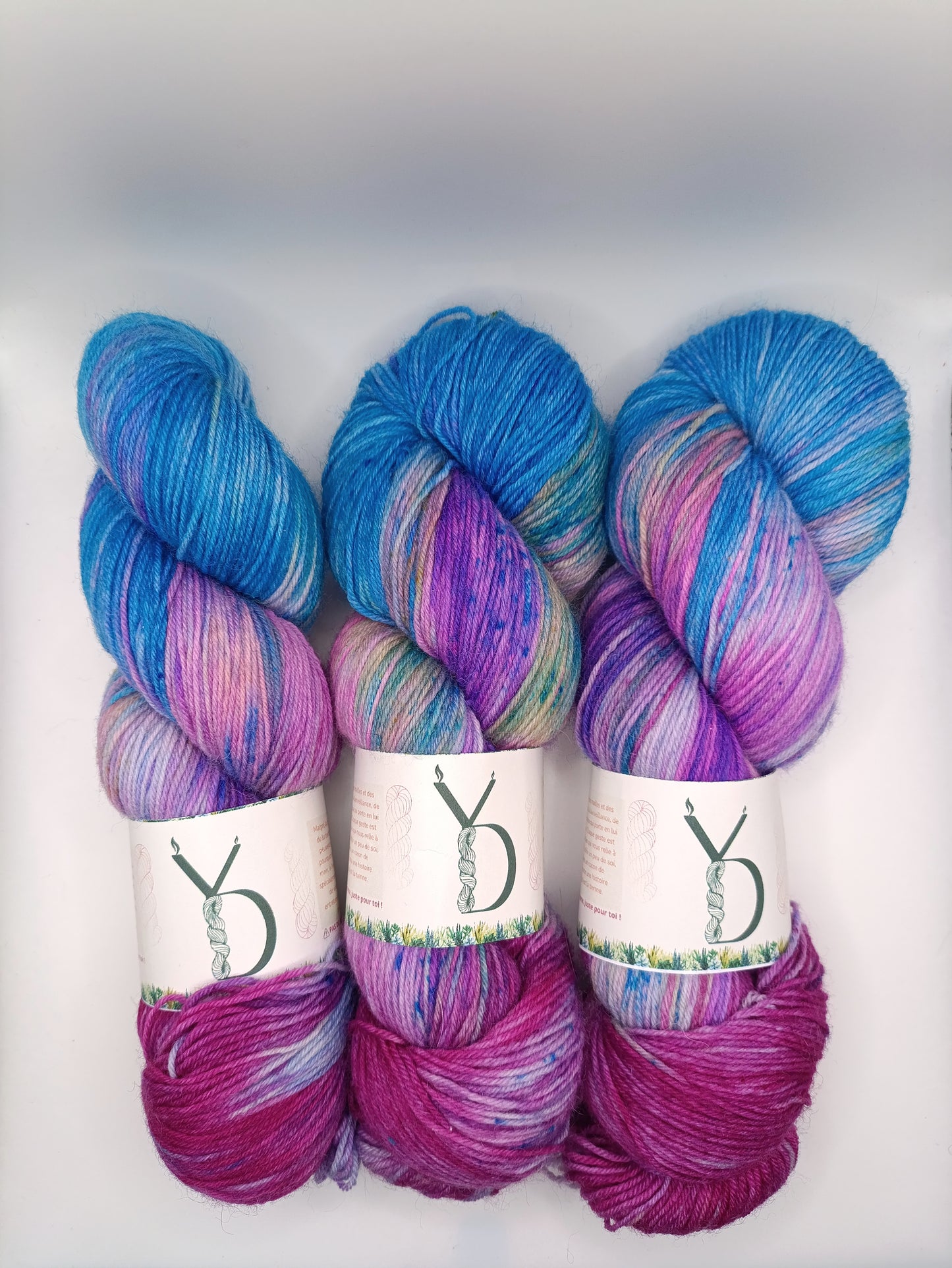 Chant des sirènes - Écheveaux de laine teints à la main.