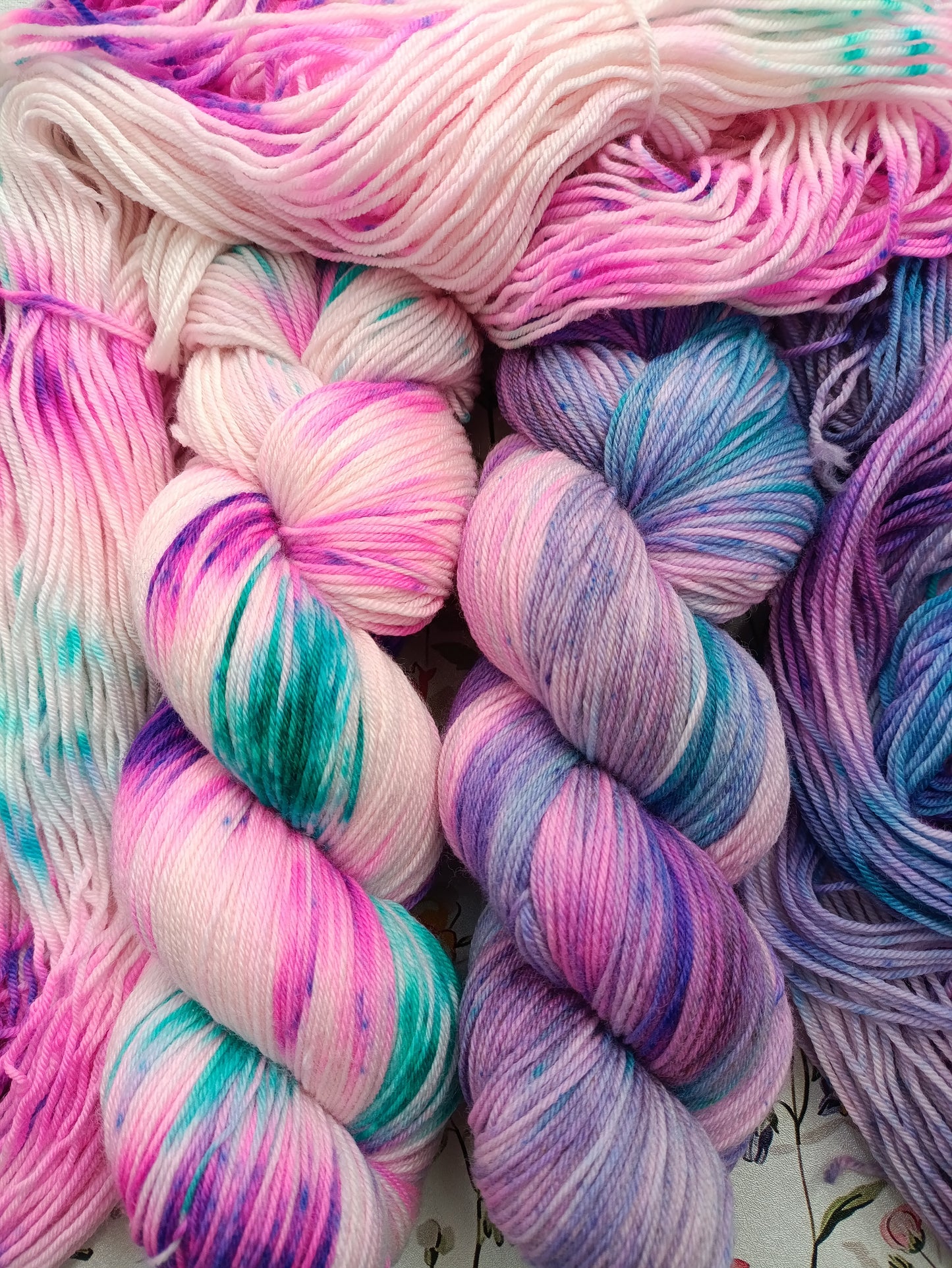 Mermaid Glow - Kit - Mérilon - Fingering - Écheveaux de laine teints à la main.
