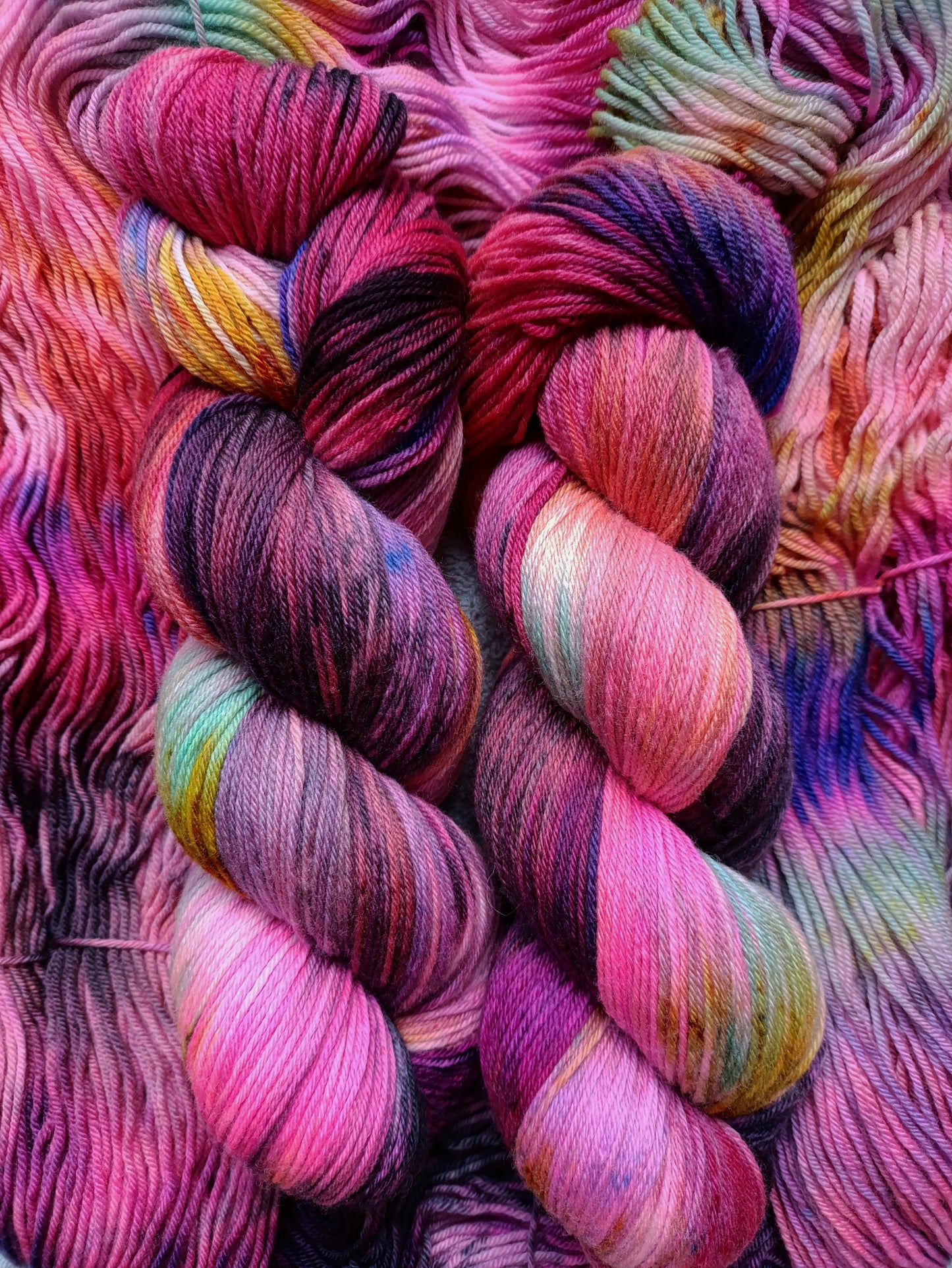 Potion - Écheveaux de laine teints à la main.