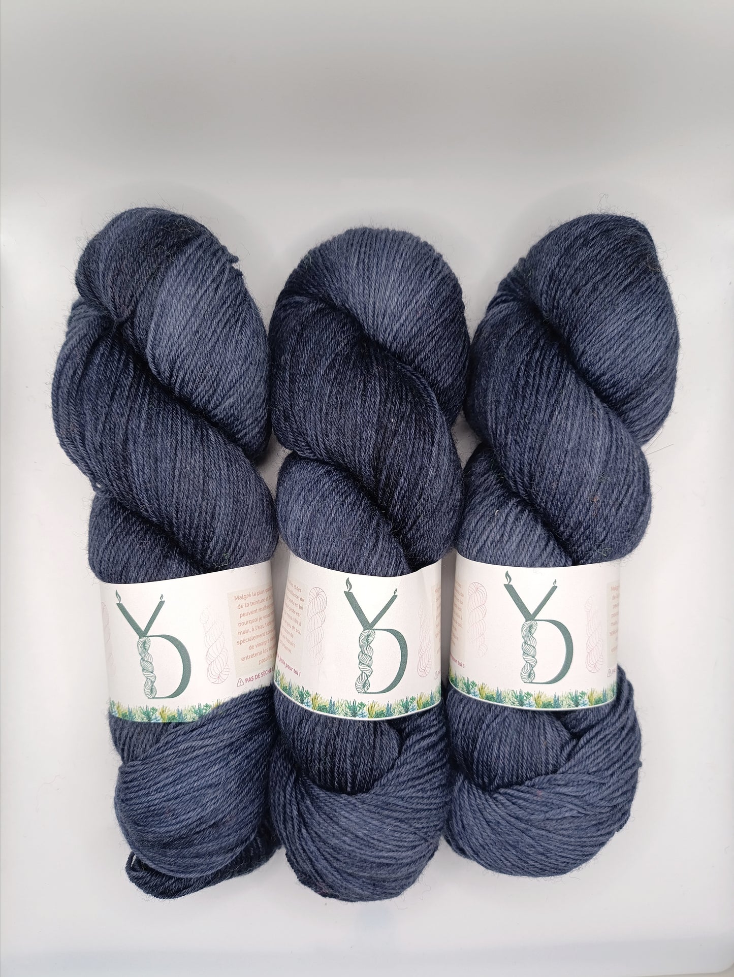 Velours de nuit - Écheveaux de laine teints à la main.