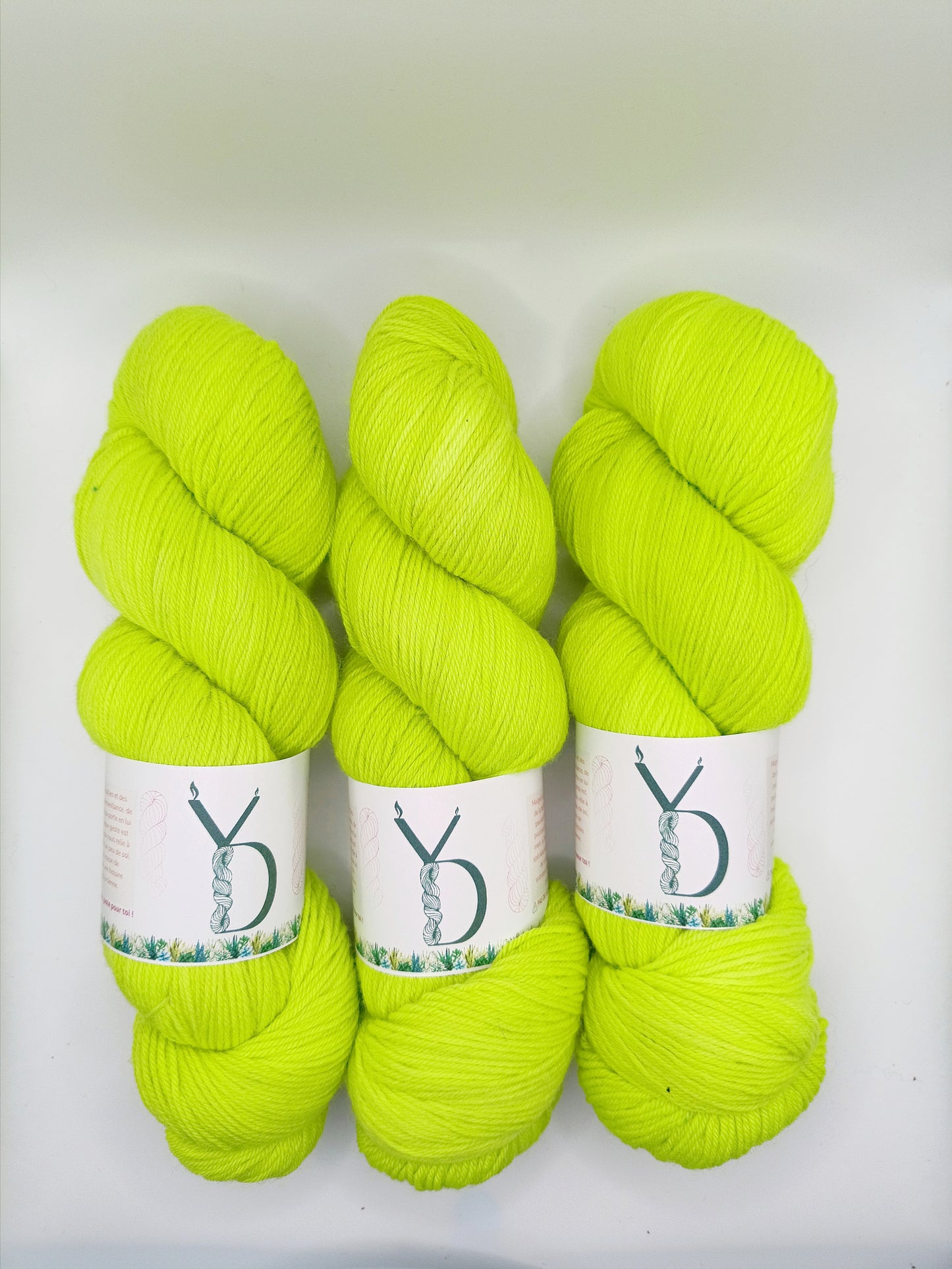 Acide - Écheveaux de laine teints à la main.