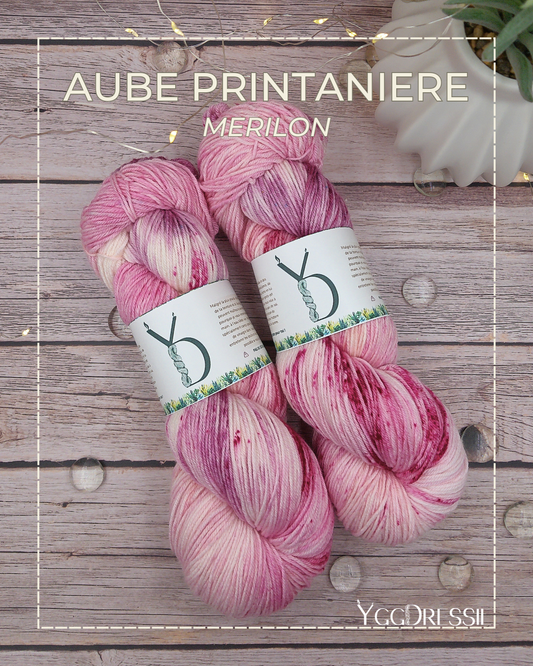 Aube printanière - 100g - Fingering - Mérilon - Écheveaux de laine teints à la main.