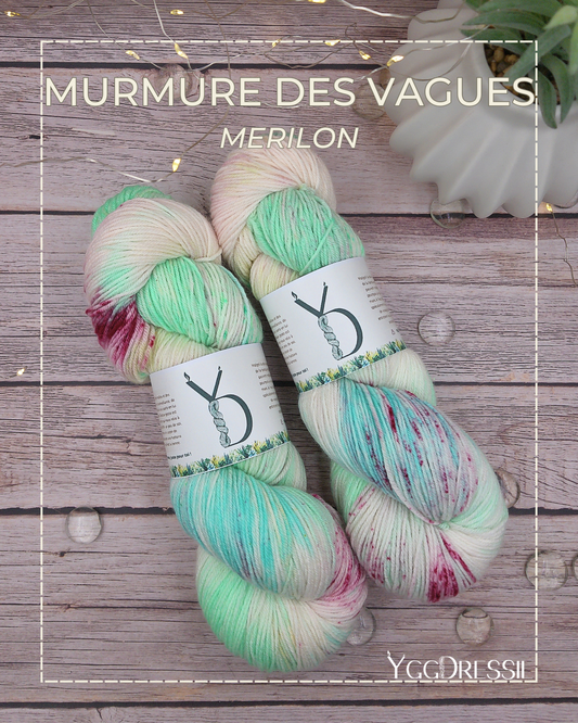 Murmure des vagues - 100g - Fingering - Mérilon - Écheveaux de laine teints à la main.