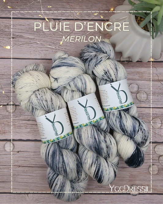 Pluie d’encre - 100g - Fingering - Mérilon - Écheveaux de laine teints à la main.