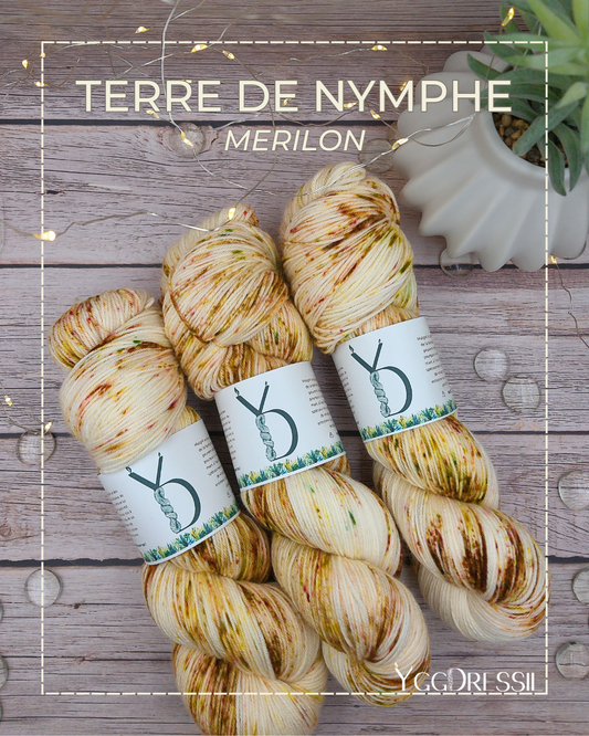 Terre de Nymphe - 100g - Fingering - Mérilon - Écheveaux de laine teints à la main.
