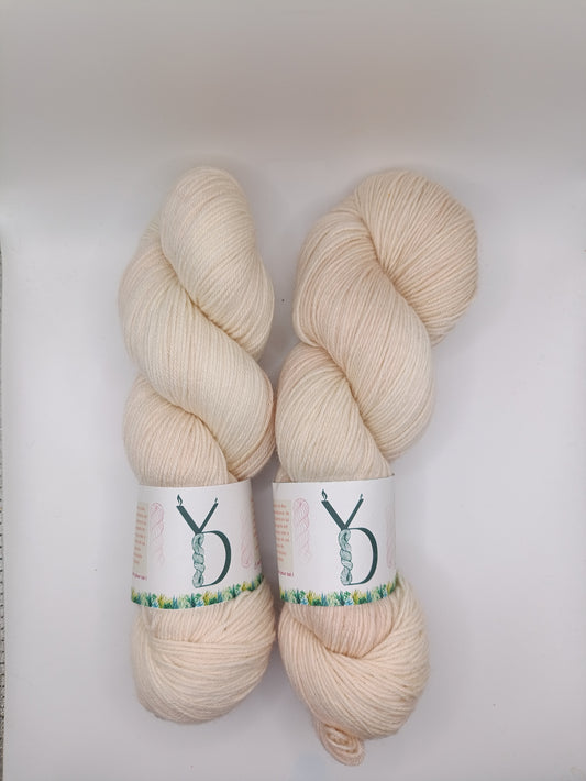 Éphémère d’hiver: 27 - Écheveaux de laine teints à la main.