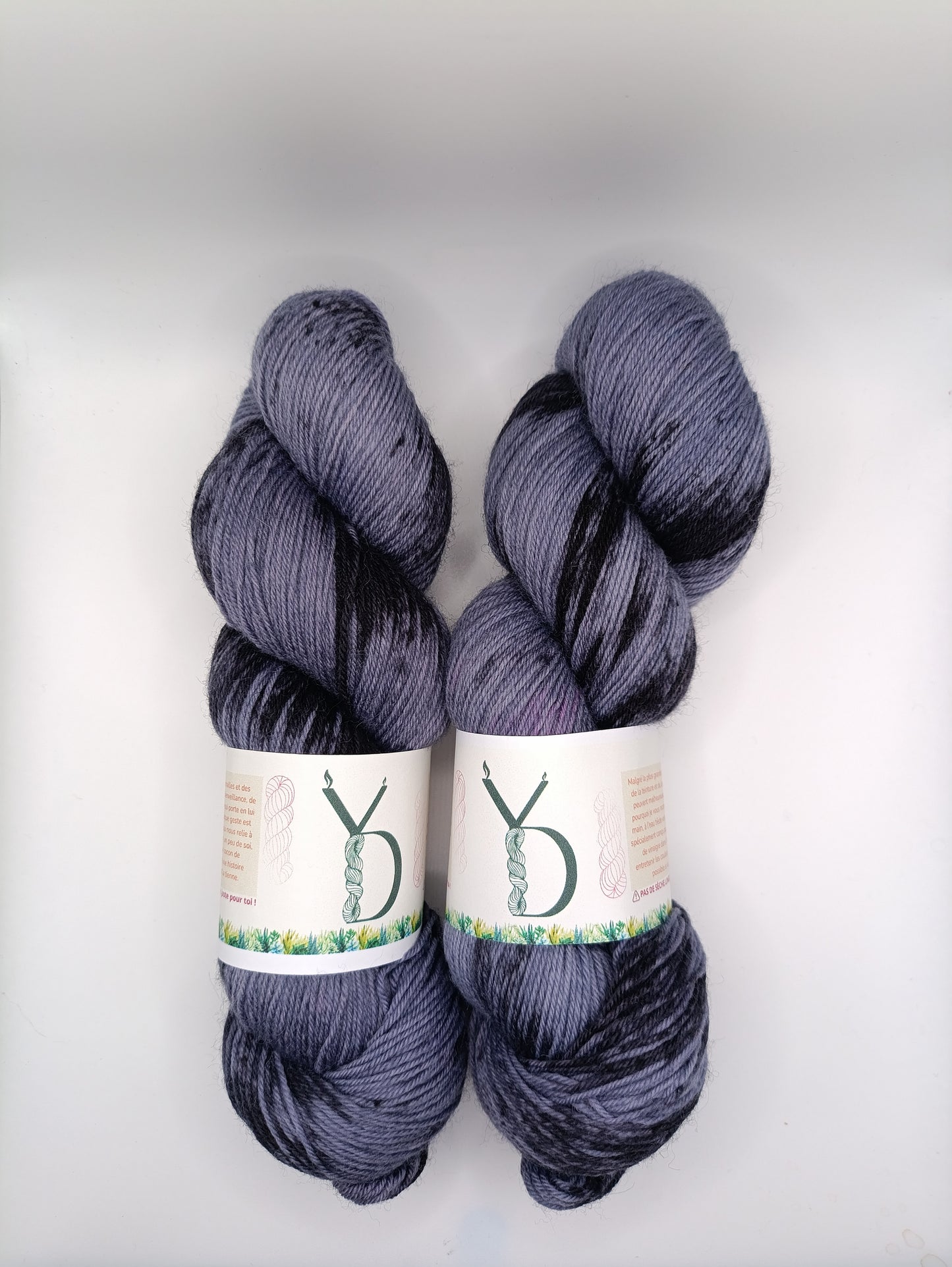 Éphémère d’hiver: 8 - Écheveaux de laine teints à la main.