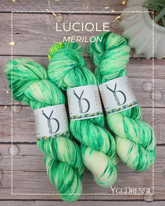 Luciole - 100g - Fingering - Mérilon - Écheveaux de laine teints à la main.