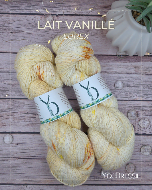Lait vanillé - 100g - Fingering - Lurex - Écheveaux de laine teints à la main.