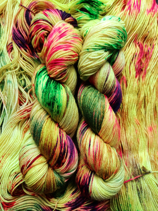 Hypnotic Poison - Écheveaux de laine teints à la main.