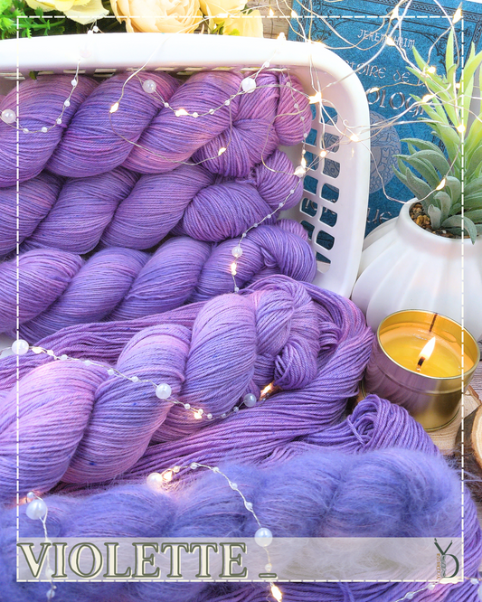 Violette - 100g - Fingering - Écheveaux de laine teints à la main.