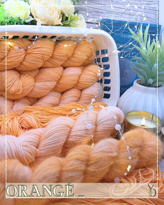 Orangé - 100g - Fingering - Écheveaux de laine teints à la main.