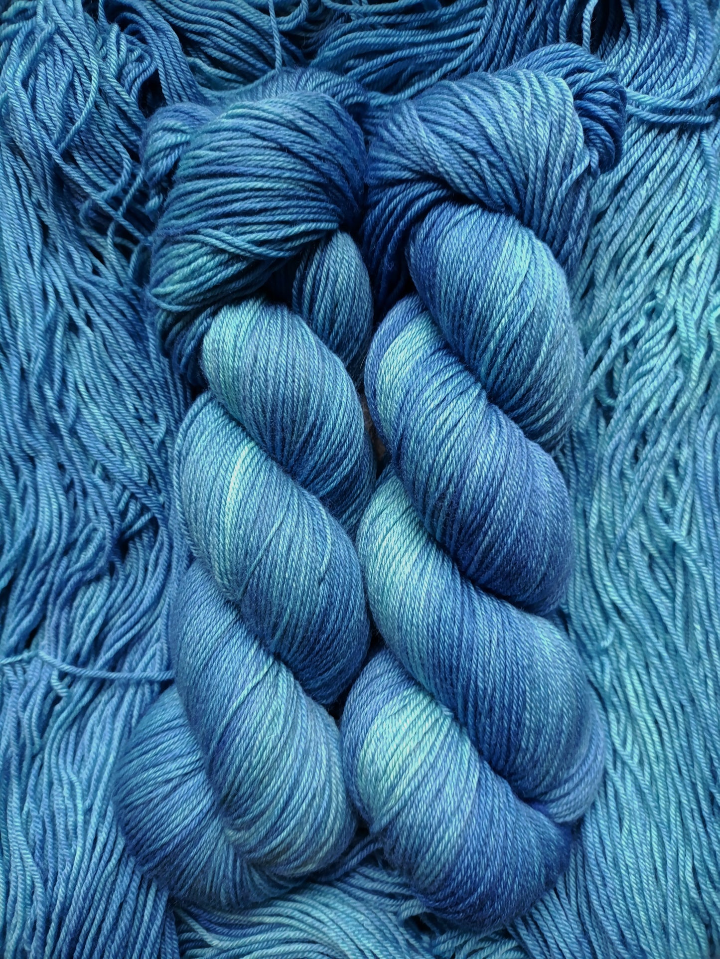 Blue - Écheveaux de laine teints à la main.