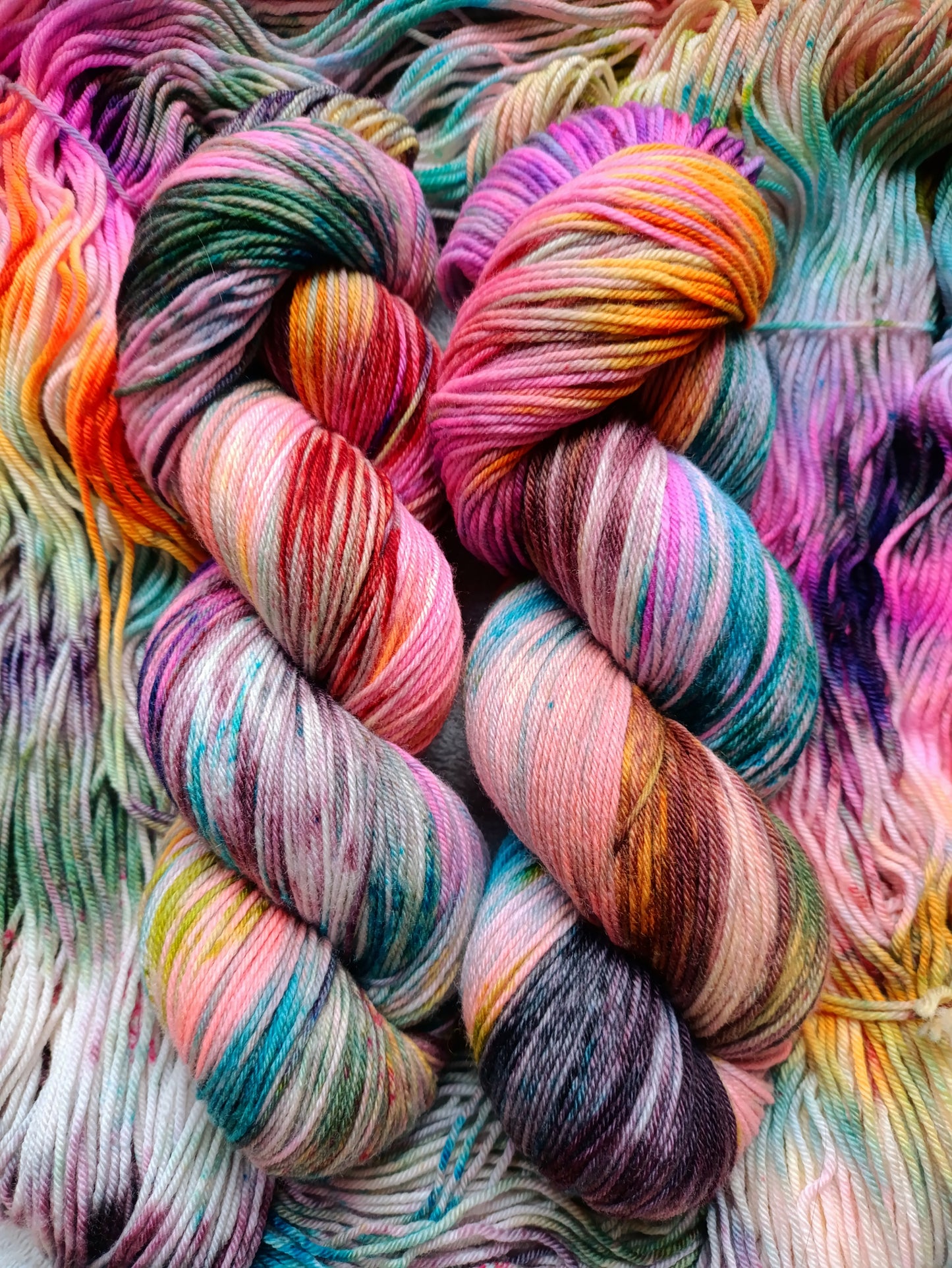 Astra - Écheveaux de laine teints à la main.