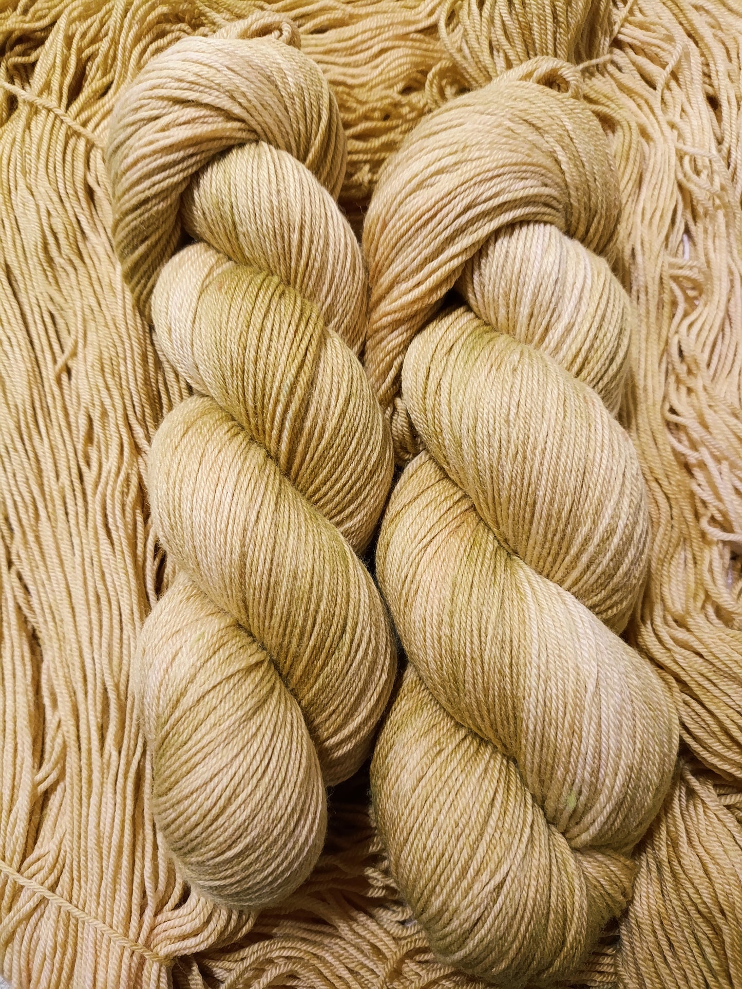 Ambre - Écheveaux de laine teints à la main.