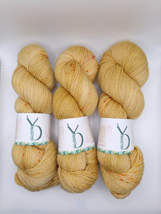 Miel - Écheveaux de laine teints à la main.