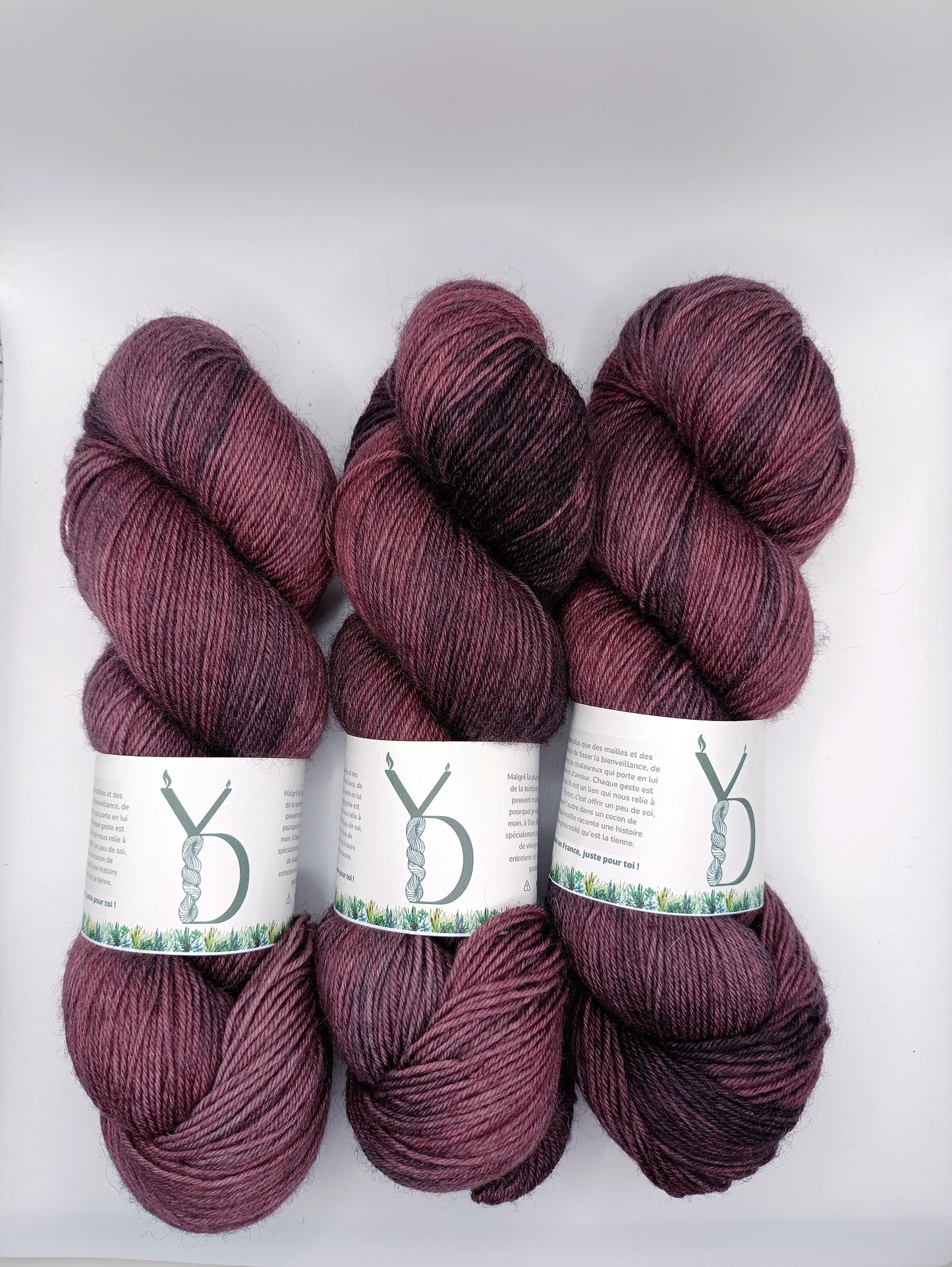 Dark Prune - Écheveaux de laine teints à la main.