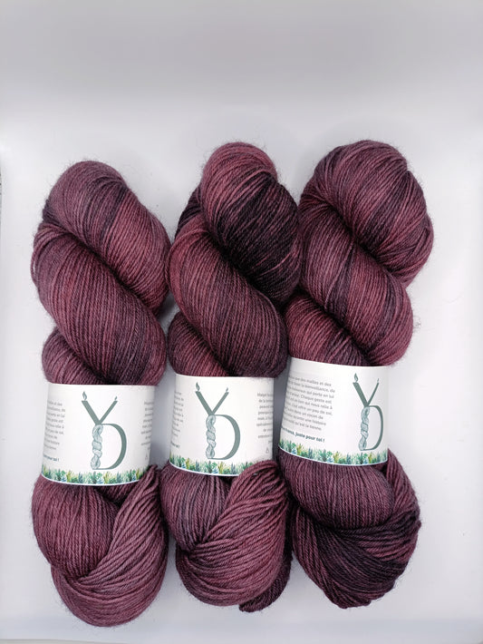 Dark Prune - Écheveaux de laine teints à la main.