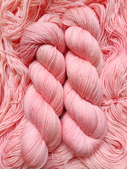 Baby Barbie - Écheveaux de laine teints à la main.