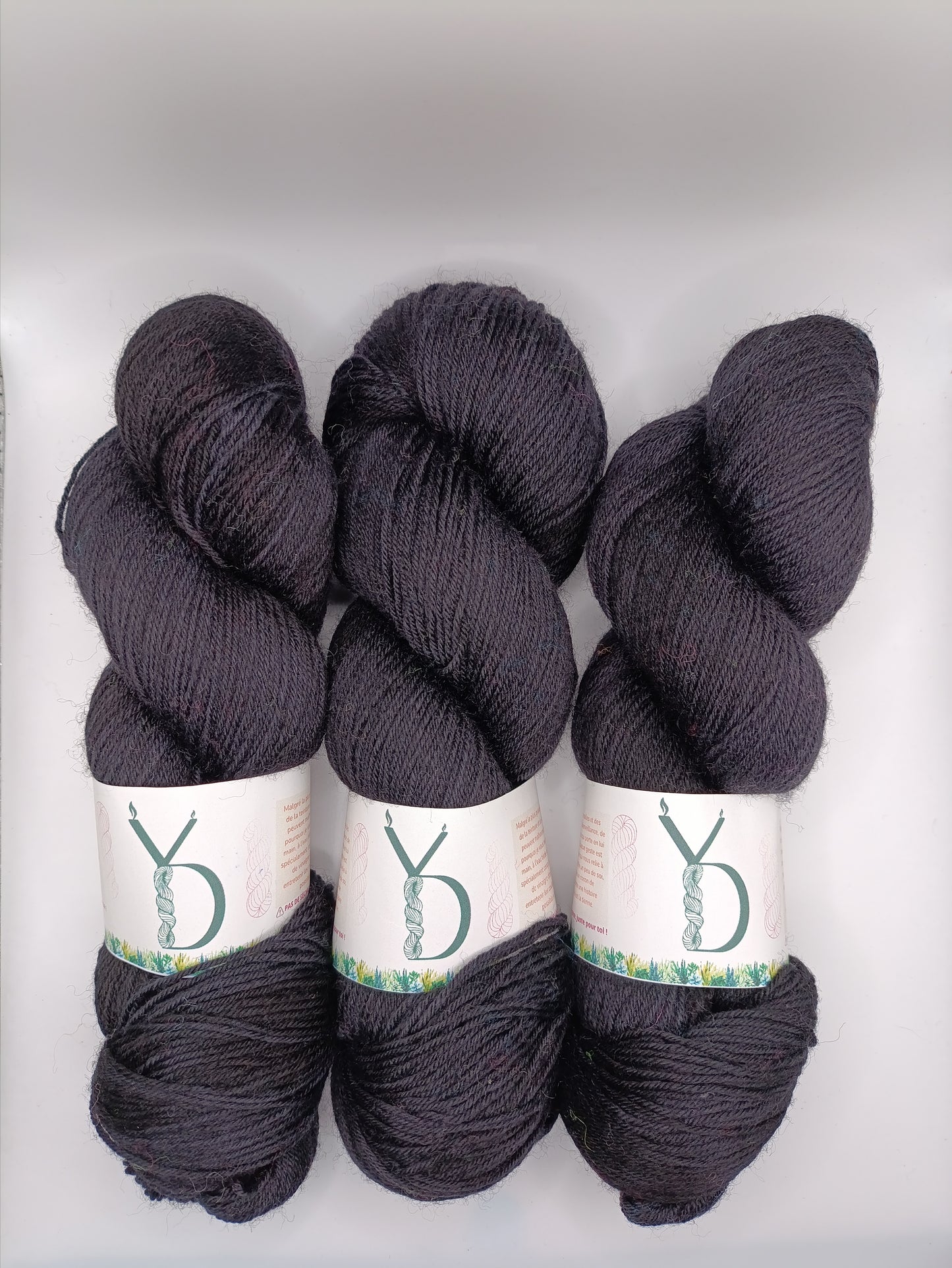 Nocturne - Écheveaux de laine teints à la main.