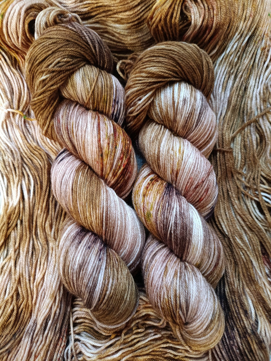 Spéculos - Écheveaux de laine teints à la main.