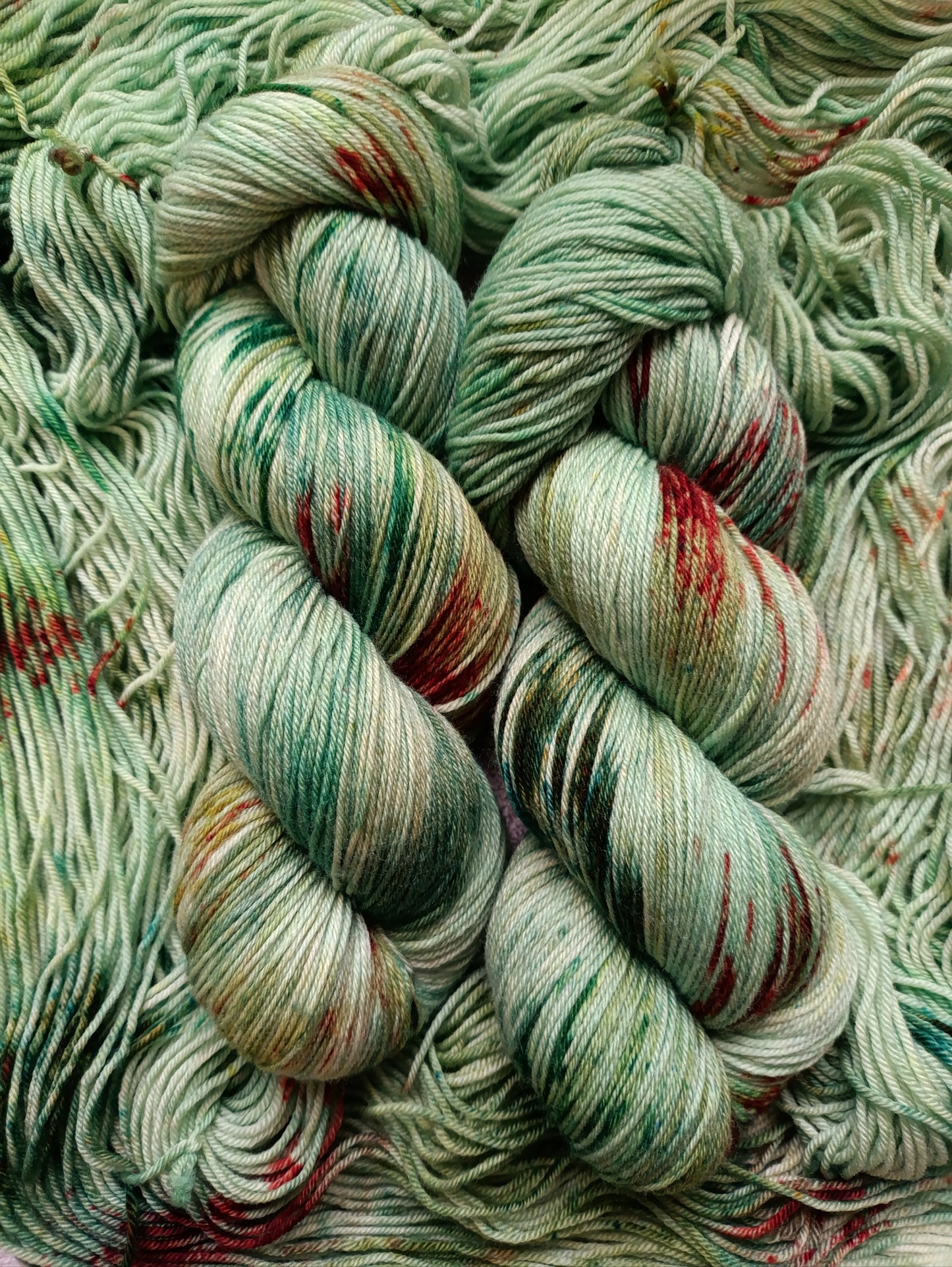 Houx - Écheveaux de laine teints à la main.