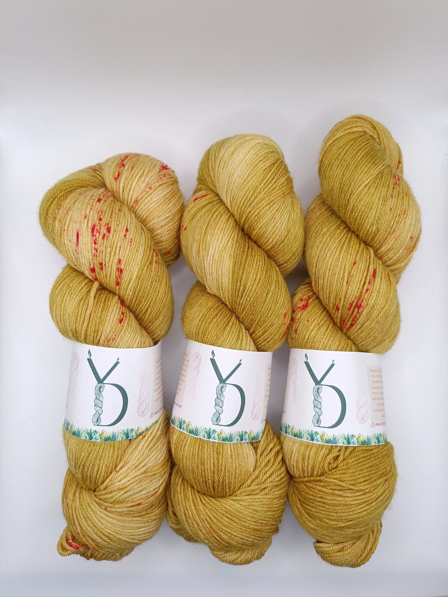 Précieux - Écheveaux de laine teints à la main.