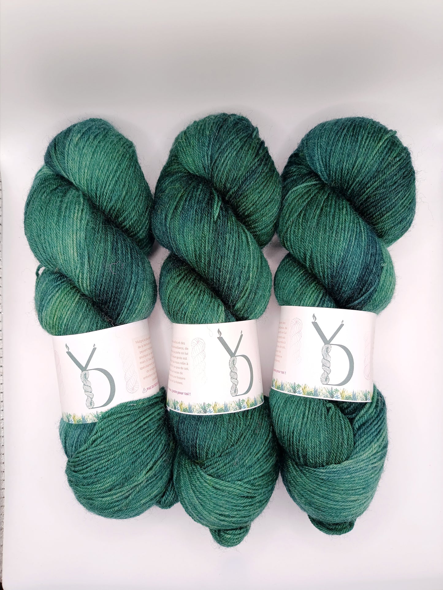 Épicéa - Écheveaux de laine teints à la main.