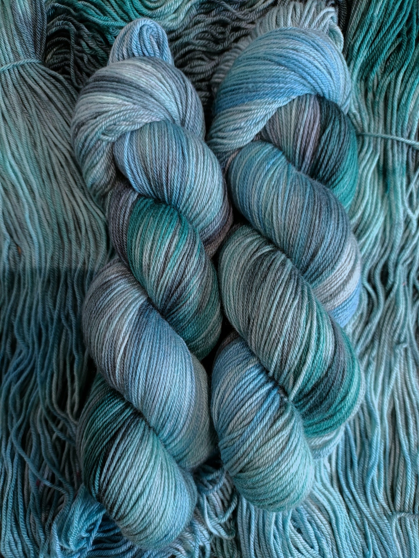 Nuit Bleue - Écheveaux de laine teints à la main.