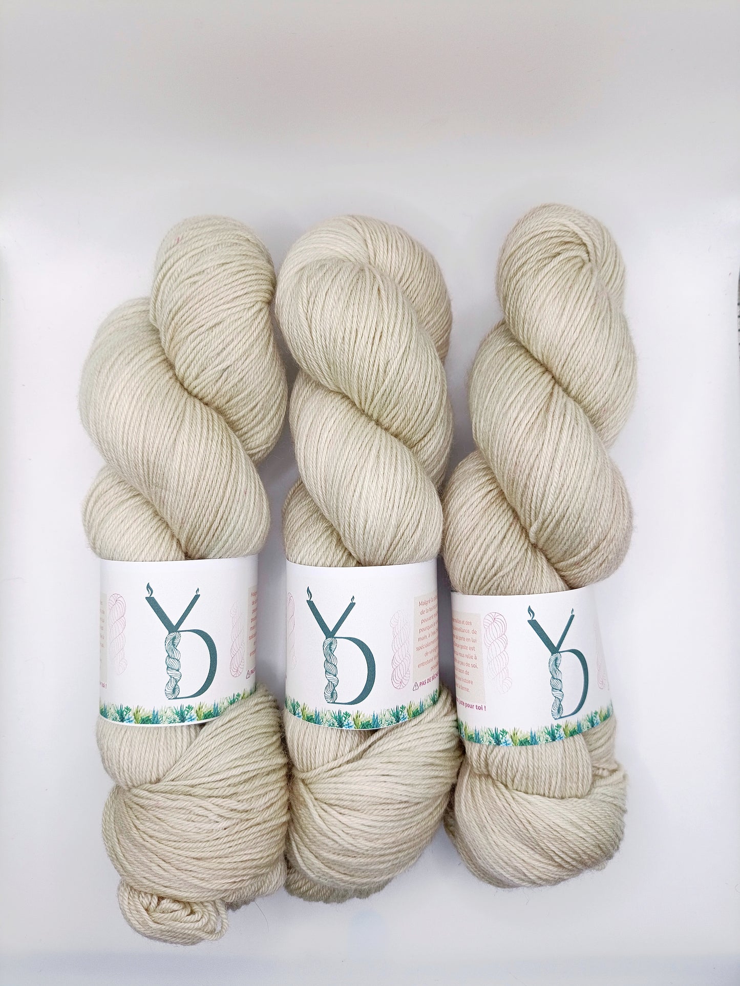 Nude - Écheveaux de laine teints à la main.