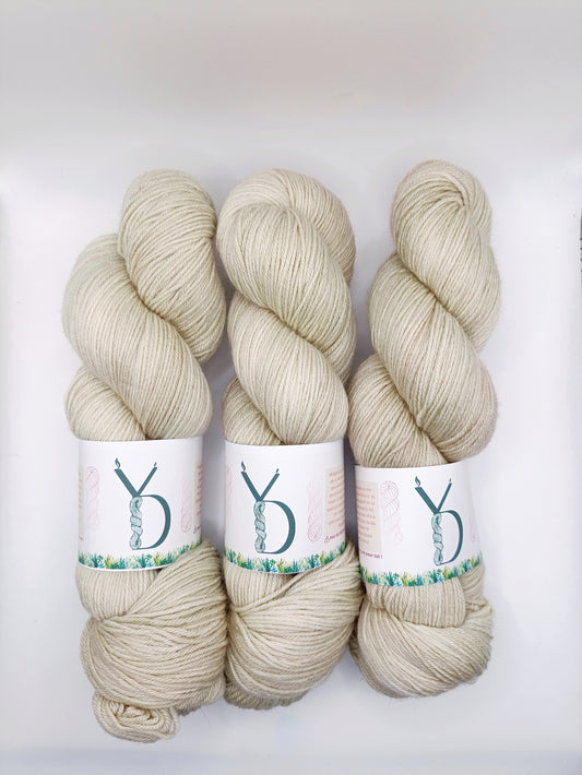 Nude - Écheveaux de laine teints à la main.