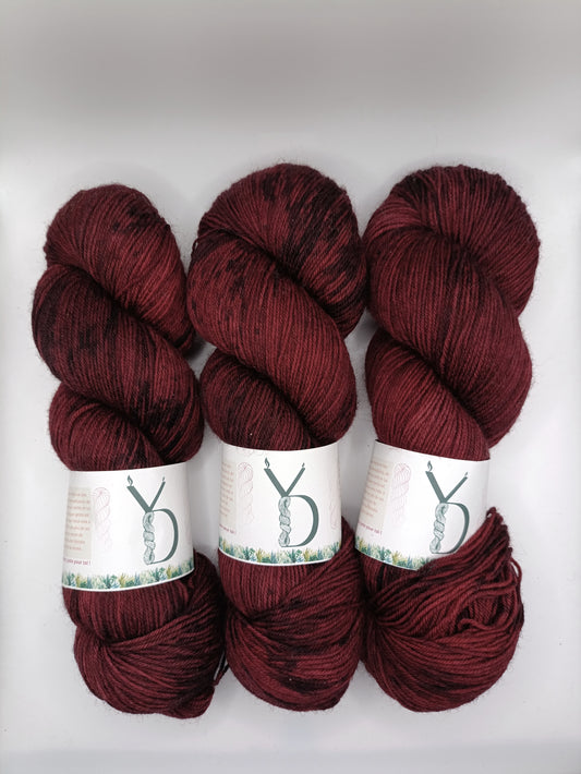 Liaison - Écheveaux de laine teints à la main.