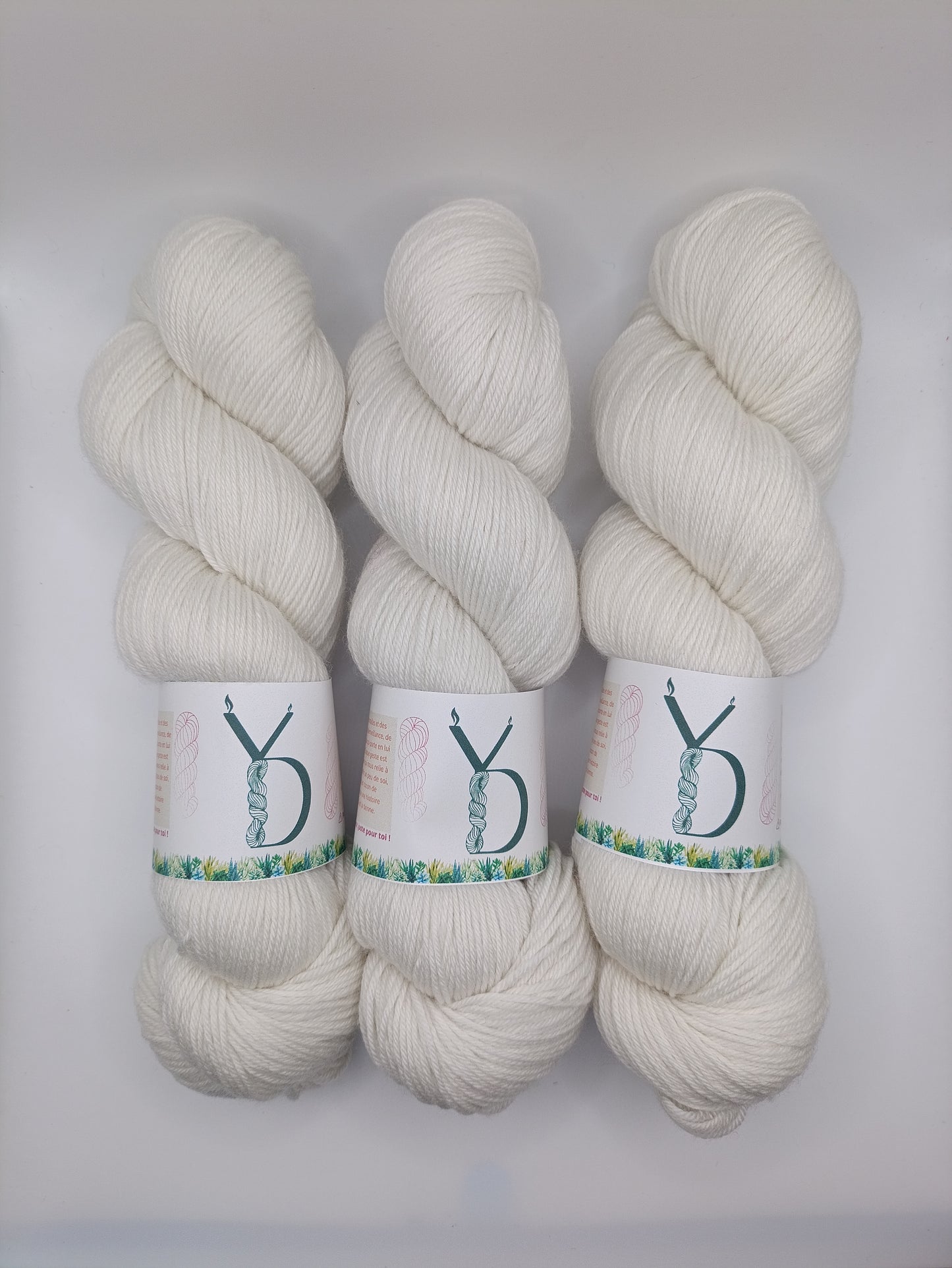 Neige - Écheveaux de laine teints à la main blanchis.