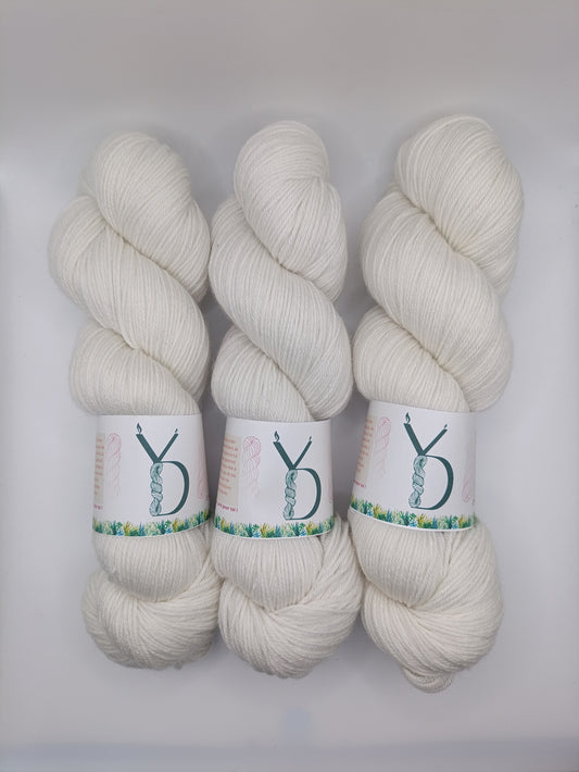 Neige - Écheveaux de laine teints à la main blanchis.