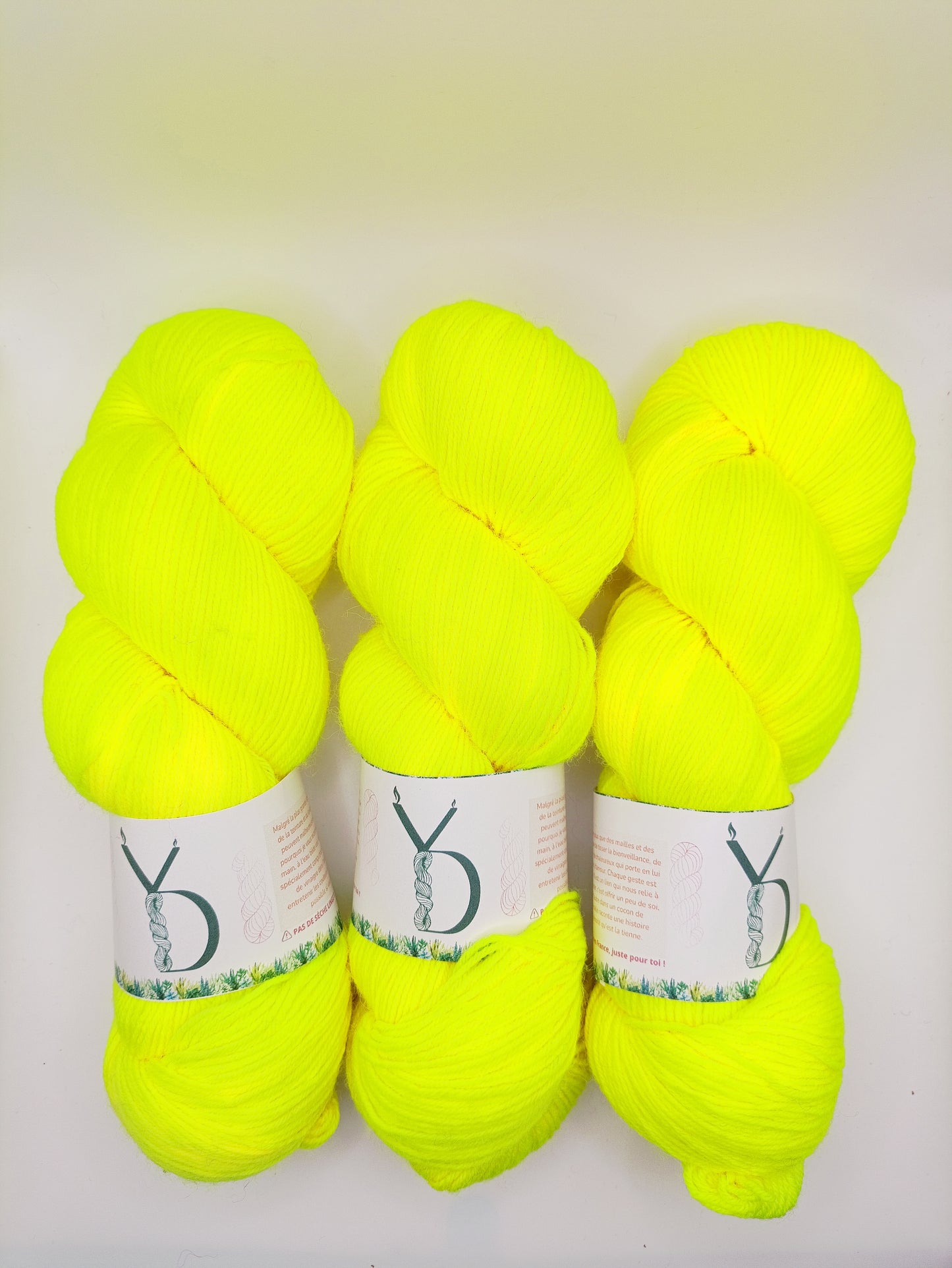 Impact UV - Écheveaux de laine teints à la main.