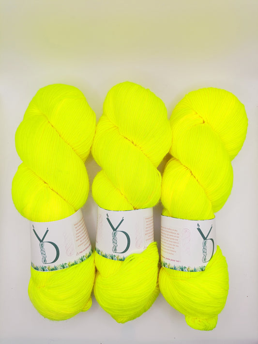 Impact UV - Écheveaux de laine teints à la main.