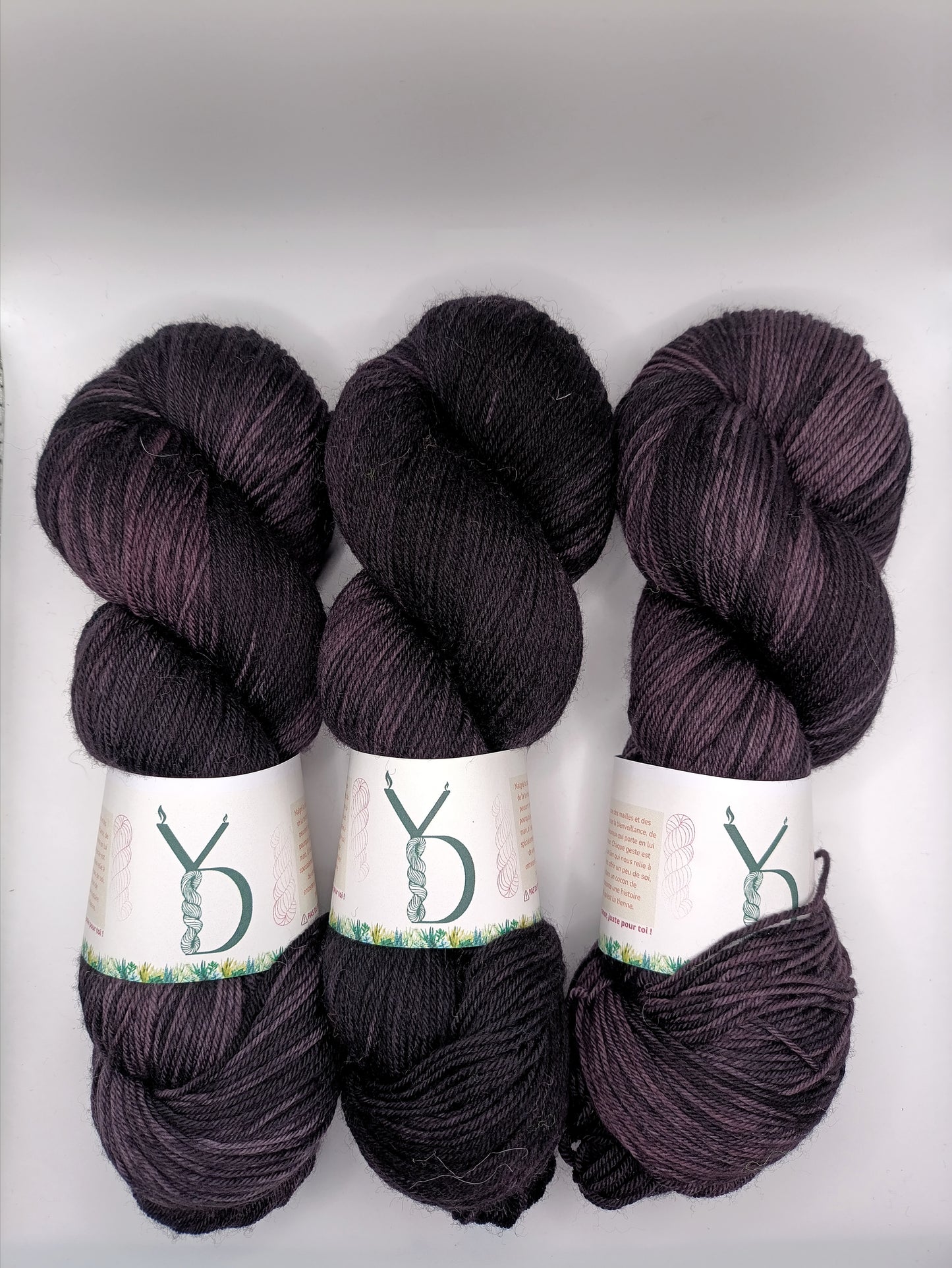 Nuit de velours - Écheveaux de laine teints à la main.