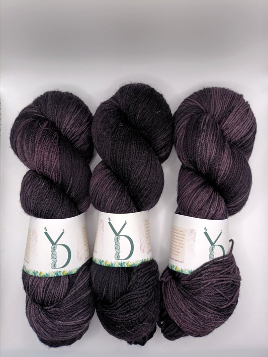 Nuit de velours - Écheveaux de laine teints à la main.