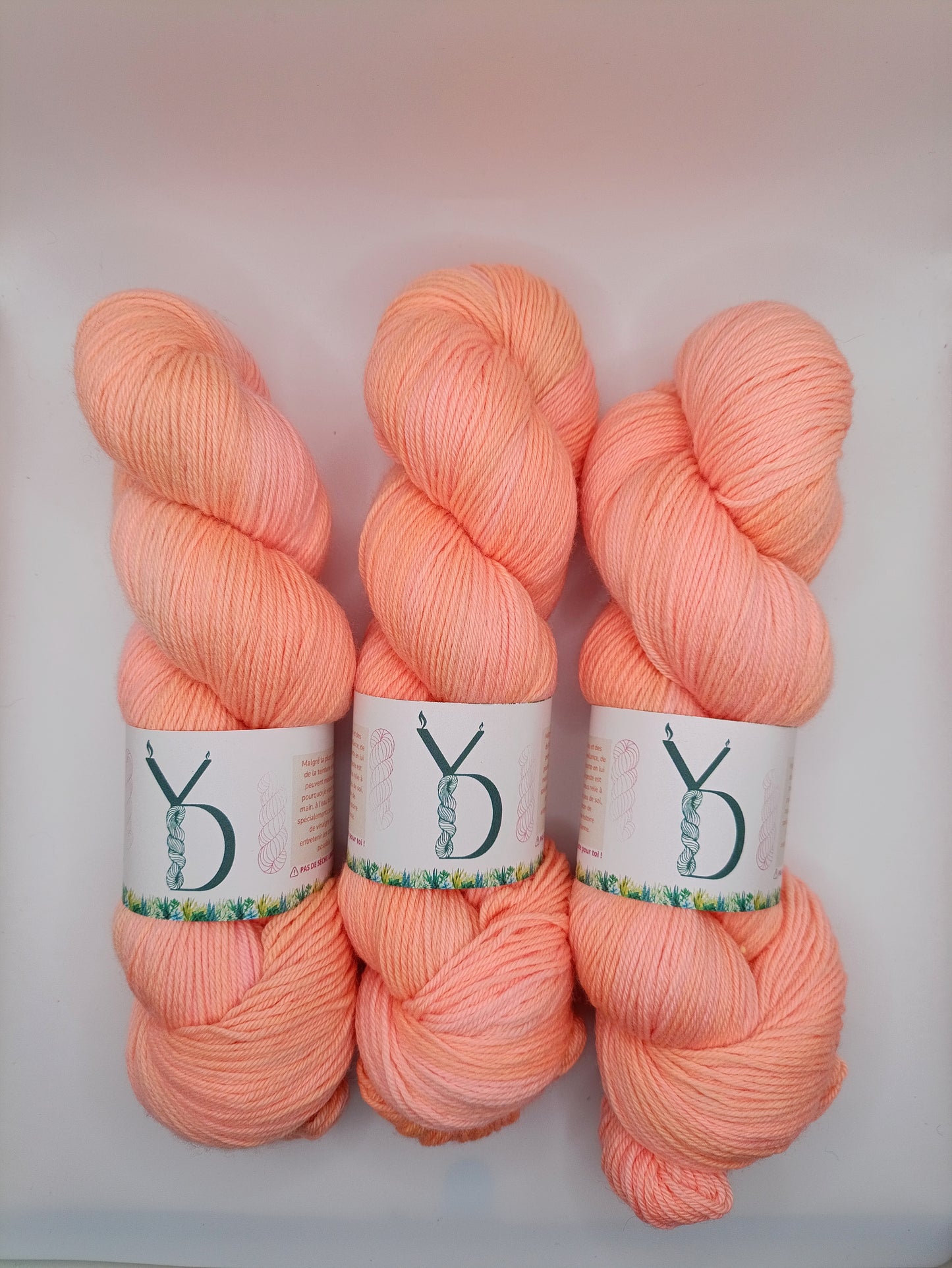 Aurora - Écheveaux de laine teints à la main.