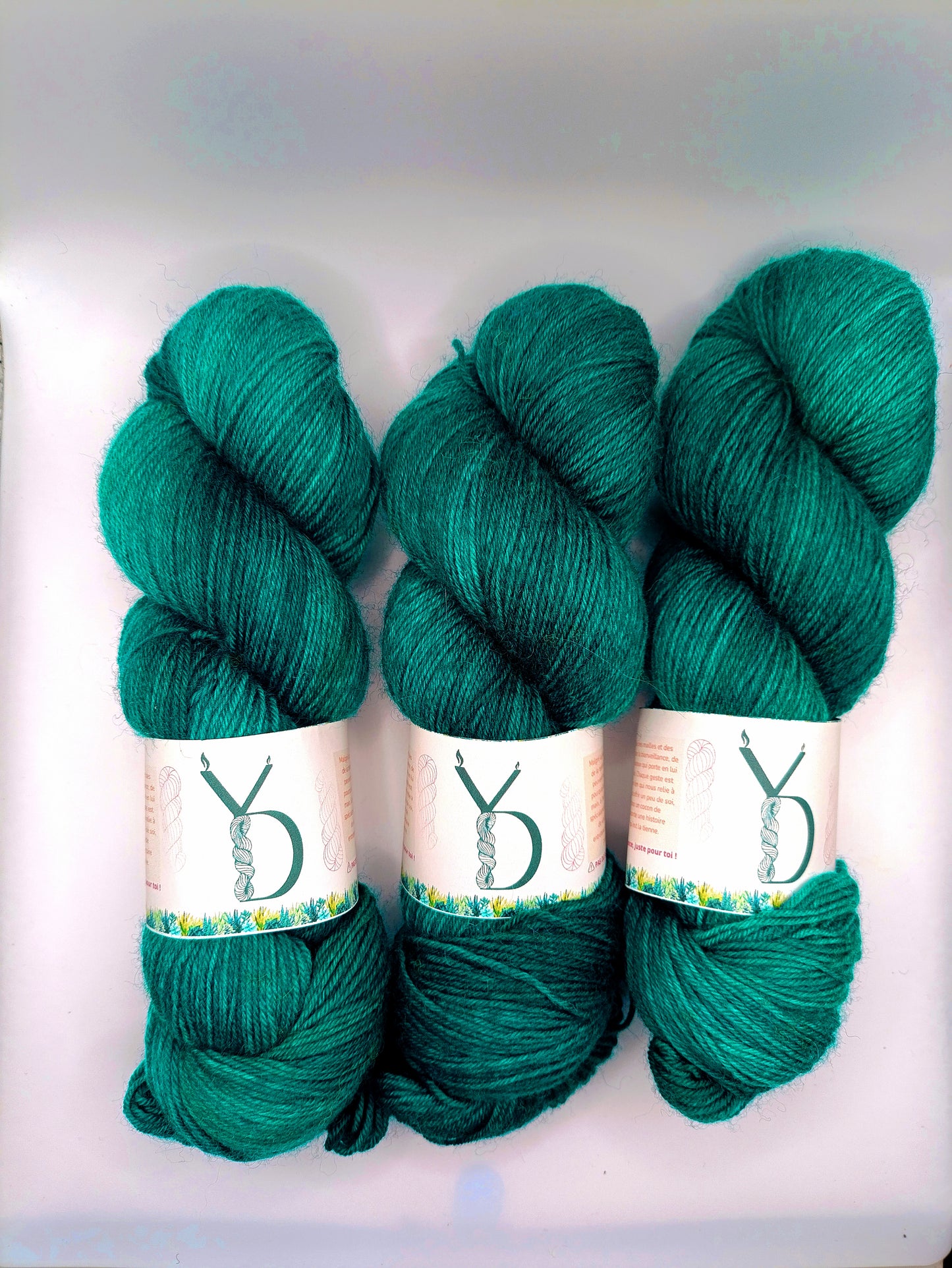 Lac d'émeraude - Écheveaux de laine teints à la main.