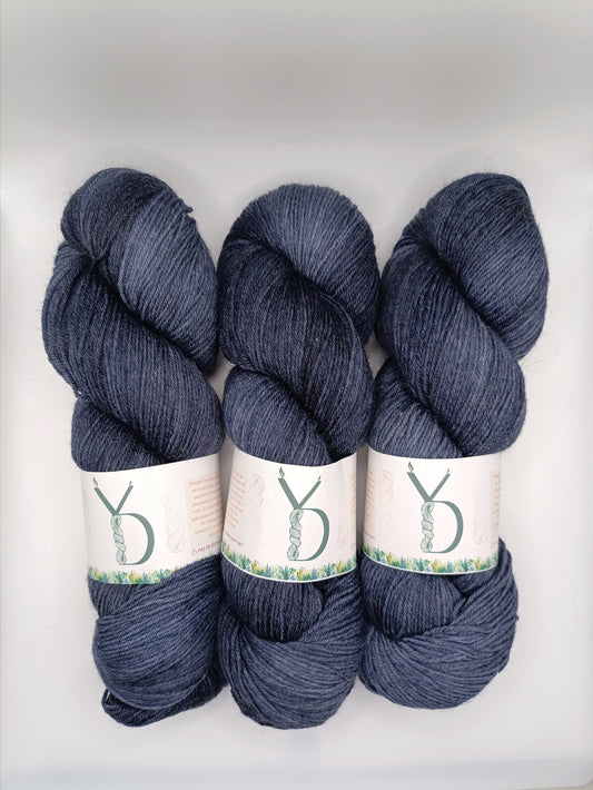 Velours de nuit - Écheveaux de laine teints à la main.