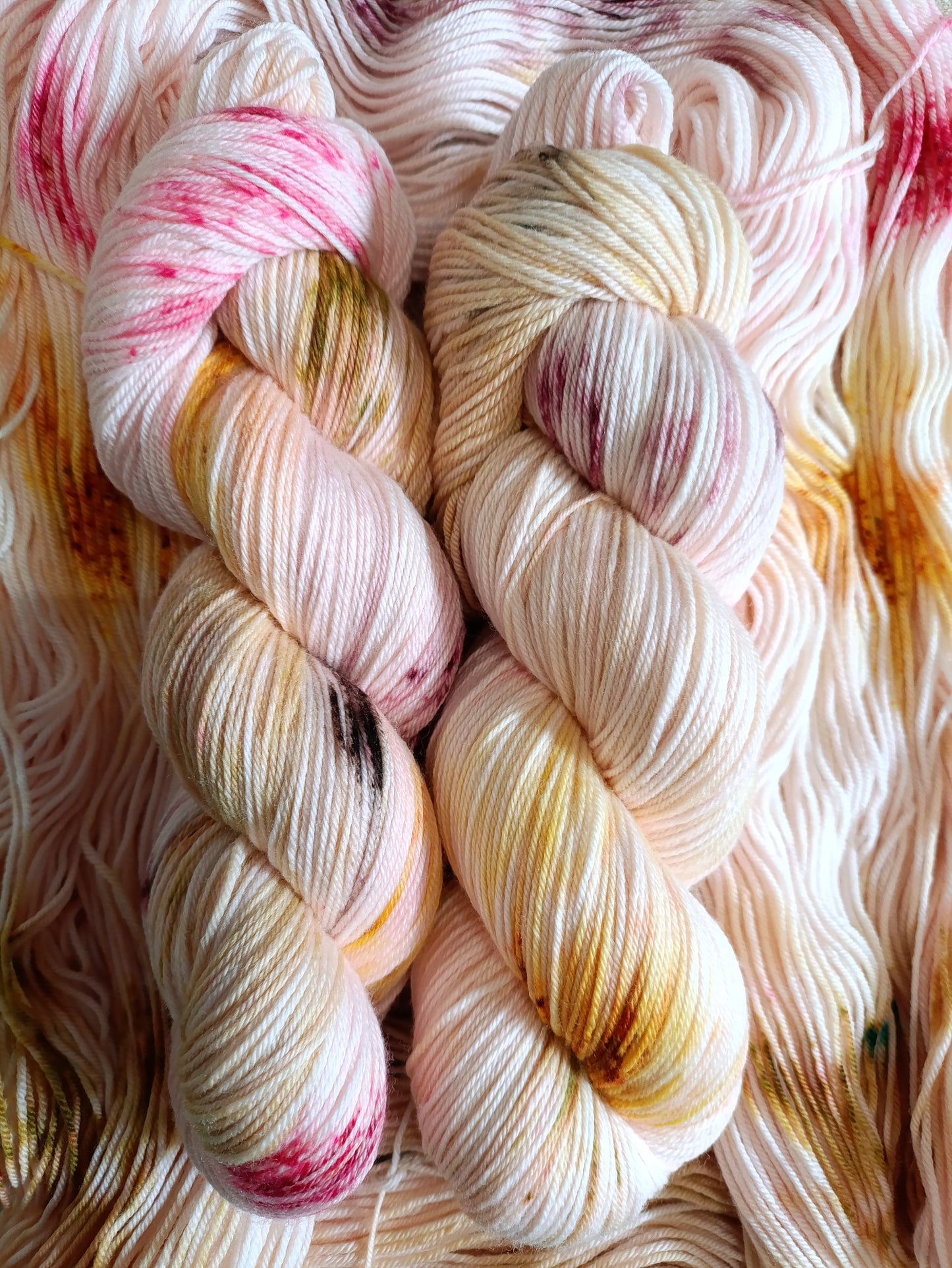 Miss D - Écheveaux de laine teints à la main.