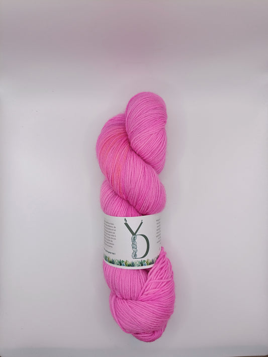C21. Fushia - Écheveaux de laine teints à la main.