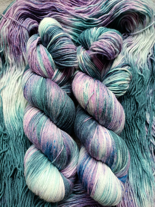 Interstellare - Écheveaux de laine teints à la main.