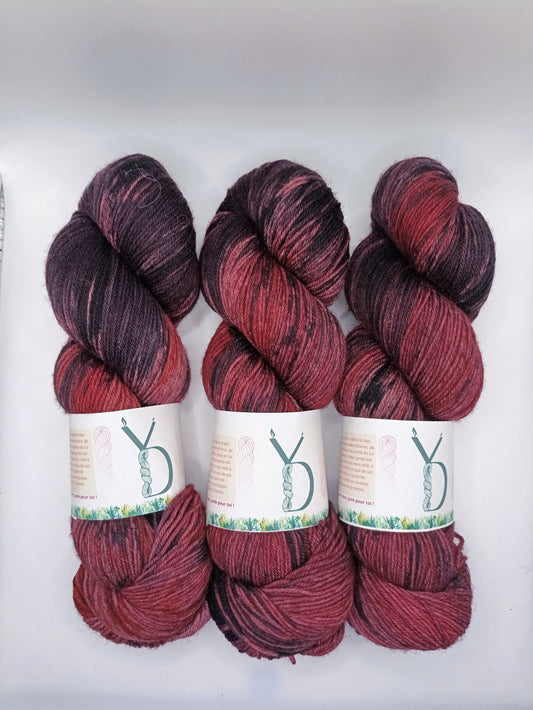 Amour interdit - Écheveaux de laine teints à la main.