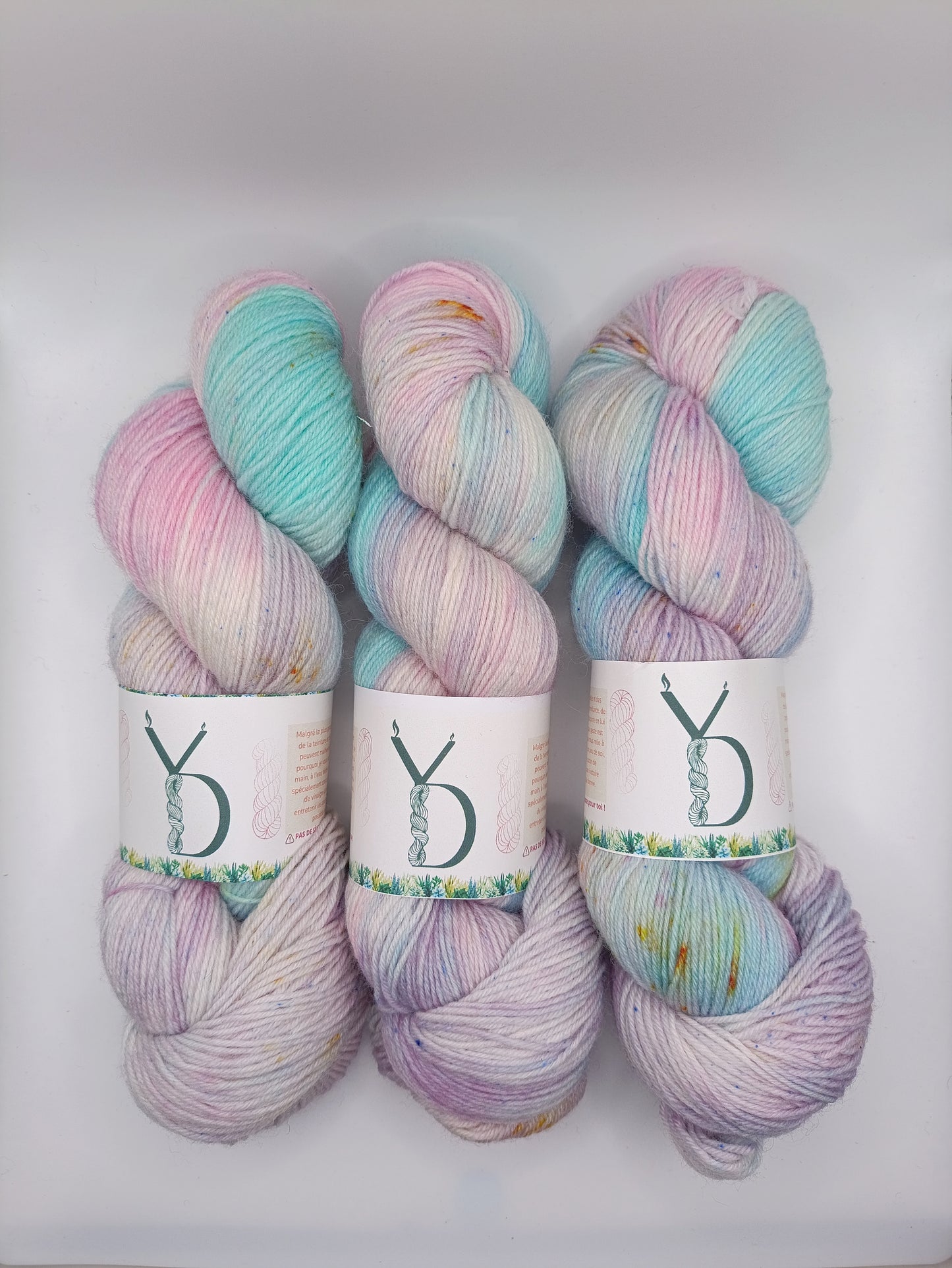 Noël - Écheveaux de laine teints à la main.