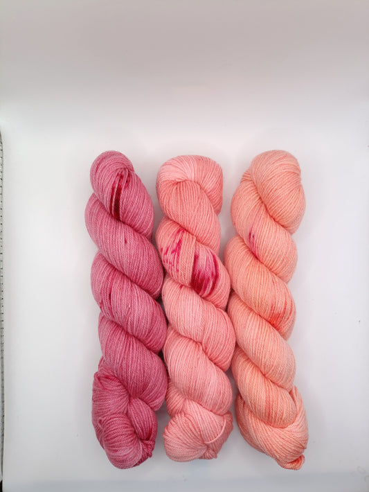 Mood Pink: 3x50g - Mérilon - Fingering - Écheveaux de laine teints à la main.
