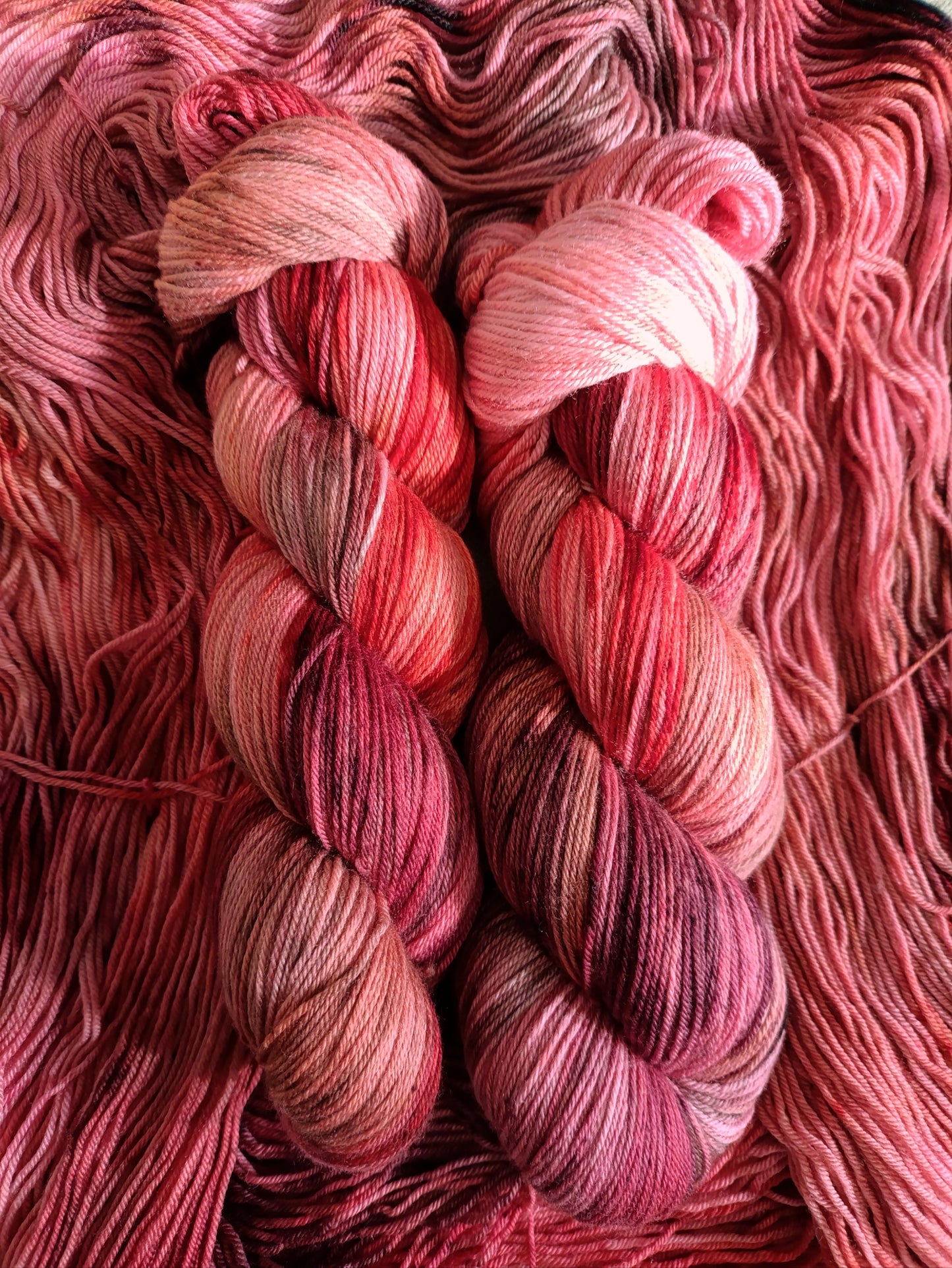 Fruits rouges - Écheveaux de laine teints à la main.